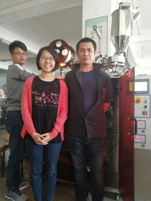Malasia clientes están aprendiendo máquina de envasado de bolsas de café por goteo